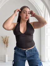 Top negro con escote halter y espalda descubierta.