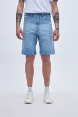 Bermuda de jean celeste con corte recto y bolsillos delanteros y traseros.