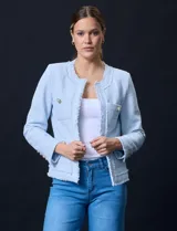 Chaqueta de tweed color beige, marca Nanette. Tiene cuello a la base, abertura central, bolsillos delanteros, puños con botones perlados, terminación desflecada y forro interno.