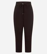 Pantalón femenino de corte fluido, color rojo vibrante, con cintura elástica ajustable mediante lazo y bolsillos laterales.