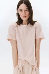 Remera rosa de algodón con cuello redondo.