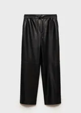 Pantalón marrón de cuero sintético con cintura elástica ajustable con cordón y bolsillos laterales.