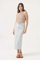 Falda midi de jean celeste con abertura frontal y ruedo desflecado.