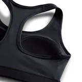 Sostén deportivo negro Nike Swoosh de soporte medio, con logo blanco en el frente.