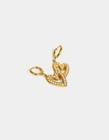 Par de aros dorados con forma de argolla y dije colgante de corazón con perlas. El cierre es a presión.