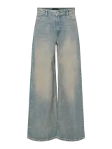 Pantalón de jean celeste de corte ancho, con tiro alto y bolsillos delanteros y traseros.
