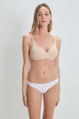 Bombacha vedetina blanca con estampado de corazones rojos.
