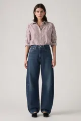 Pantalón de jean azul oscuro, de corte amplio y tiro alto.