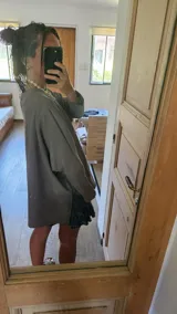 Remera blanca de corte amplio y mangas largas.