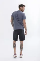 Remera de manga corta color verde azulado con cuello redondo y estampado frontal con el texto "UH3" en blanco.