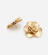 Par de aros dorados con forma de flor texturizada.