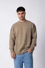 Sweater negro de tejido de punto grueso, corte holgado y cuello redondo.