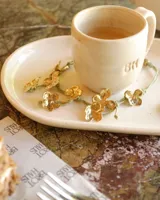 Collar corto con cordón de algodón color menta y flores de bronce.