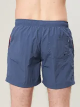 Short de baño celeste con cintura elástica y cordón ajustable.