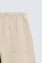 Pantalón verde militar de corte carrot fit, confeccionado en tejido de algodón. Cuenta con cintura elástica ajustable con cordón, bolsillos frontales y un bolsillo trasero de plastrón.