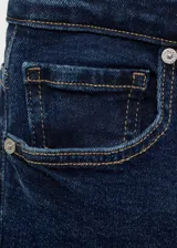 Jeans de tiro alto color azul oscuro, corte recto, con cierre de cremallera y botón, cinco bolsillos y diseño crop.
