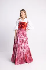 Top de cuero rojo con breteles finos, corte recto y cierre trasero tipo corset.