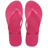 Ojotas Havaianas modelo Slim, color beige con tiras finas metálicas color oro rosado. La suela es texturizada con patrón de arroz.