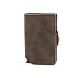 Billetera de cuero marrón con doble compartimento de aluminio para tarjetas, con sistema de deslizamiento. Tiene espacio para 10 tarjetas y 2 adicionales en los bolsillos laterales de cuero. Cuenta con protección RFID, espacio para libreta de conducir y sección interna para billetes.