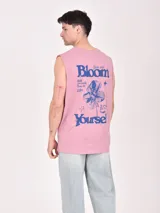 Musculosa negra con cuello redondo y sisa amplia, con pequeño estampado de palmera en el pecho.