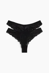 Pack de dos bombachas tipo brazilian de encaje negro con cintura en V y corte alto atrás.