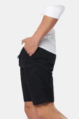 Bermuda clásica color beige confeccionada en algodón con elasticidad, con bolsillos laterales y detalle en bolsillo trasero.