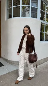 Pantalón de algodón color crudo con estampado de círculos marrones.