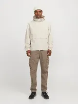 Campera shell ligera color beige, de manga larga con capucha y fit cómodo. Confeccionada en tejido plano fino de nylon, con cierre frontal de cremallera, bolsillos delanteros funcionales y puños de canalé.