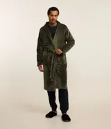 Bata de baño masculina larga, color verde oliva, confeccionada en fleece de poliéster, con cuello esmoquin, bolsillos frontales y cinturón para ajustar en la cintura.