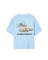 Remera celeste de corte recto con estampado en la espalda de una camioneta con una chica y una tabla de surf.