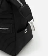 Cartera satchel mediana de PU color negro, con textura capitoneada, doble asa corta y correa larga extraíble. Posee cierre principal con cremallera y bolsillos externos con cremallera.