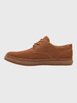 Zapato acordonado de gamuza color marrón claro con suela de goma.