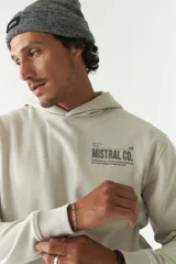 Canguro color ladrillo de felpa con capucha, bolsillo tipo canguro, bolsillo con botón en la manga y lettering estampado en la espalda.