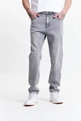 Pantalón jean negro de corte slim, tiro medio y con presillas para cinturón.