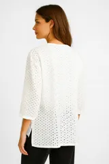 Kimono blanco de algodón con broderie, manga 3/4, corte holgado y cordón de ajuste.