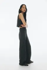 Pantalón negro de punto bouclé con cintura elástica y piernas rectas.