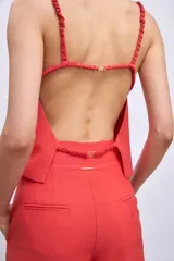 Blusa blanca de tirantes finos y corte cropped.