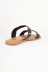 Sandalias bajas de símil cuero color blanco, con doble tira y apliques metálicos irregulares.