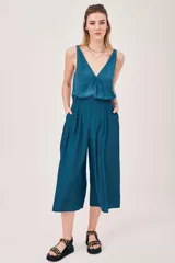 Pantalón color petróleo, de corte amplio y cintura elástica, con diseño sin mangas.