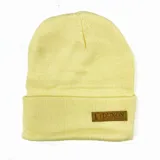 Gorro de lana amarillo claro con etiqueta de cuero con el logo de la marca Duxon.