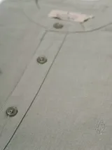 Camisa de manga larga color crudo, confeccionada en lino. Presenta cuello mao y cierre frontal con botones. Marca La Dolphina.