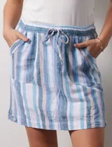 Falda short de algodón a rayas verticales en tonos celeste, azul y blanco. Cuenta con pretina elastizada con cordón de ajuste, bolsillos laterales y short interno.