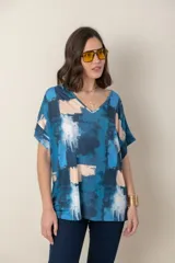 Remera italiana estampada con escote en V y mangas cortas.
