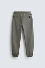 Pantalón jogger negro de corte slim fit, confeccionado en tejido de algodón con cintura elástica ajustable con cordón, bolsillos frontales y traseros de vivo, y bajo con puño elástico.