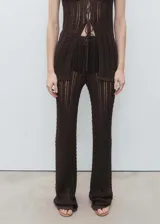 Pantalón largo de punto calado color marrón, con cintura elástica y tiro medio.