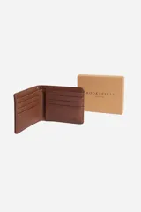 Billetera clásica de cuero negro con múltiples bolsillos internos, diseñada para hombre.