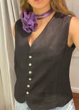 Accesorio colgante, faja o gargantilla de cuero color negro con flor violeta.