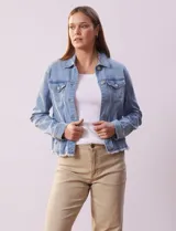 Campera de jean azul de la marca Baccini, con cuello solapa, abertura central con botones metálicos, bolsillos delanteros y ruedo desflecado.