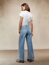 Pantalón de jean negro de tiro alto, corte ancho y pierna recta, con costuras verticales marcadas en el frente y cordón ajustable en la cintura.