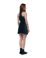 Vestido mini de denim negro con degradé grisáceo, cierre frontal de alpaca, espalda tipo nadador y silueta recta con leve evasé.